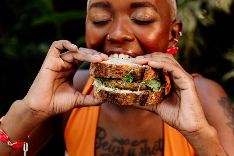 Mulher morde Falafel Burger da Amazonika Mundi