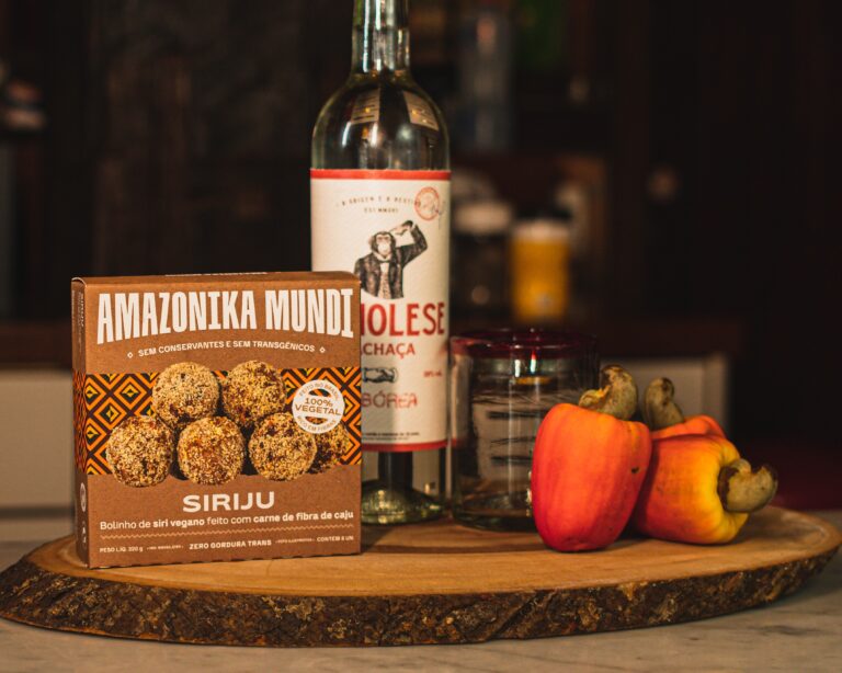 Caixinha de Siriju da Amazonika Mundi com Cachaça e Cajus para fazer caipirinhas